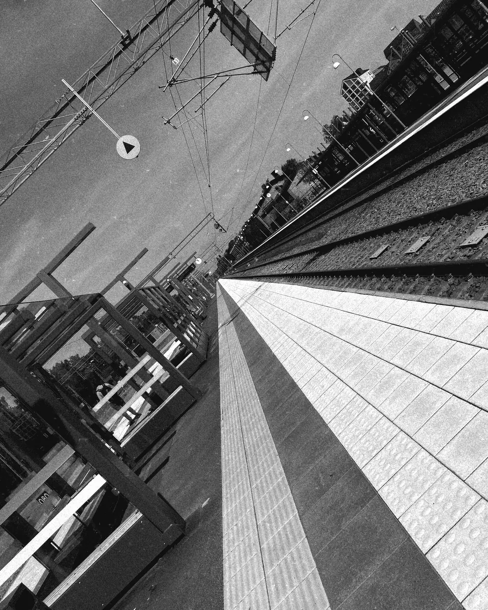 Diagonalt perspektiv längs perrongen på Lunds centralstation